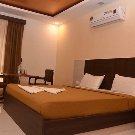 Park Beach Resort Madras Buitenkant foto
