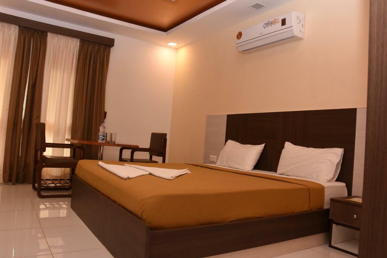 Park Beach Resort Madras Buitenkant foto