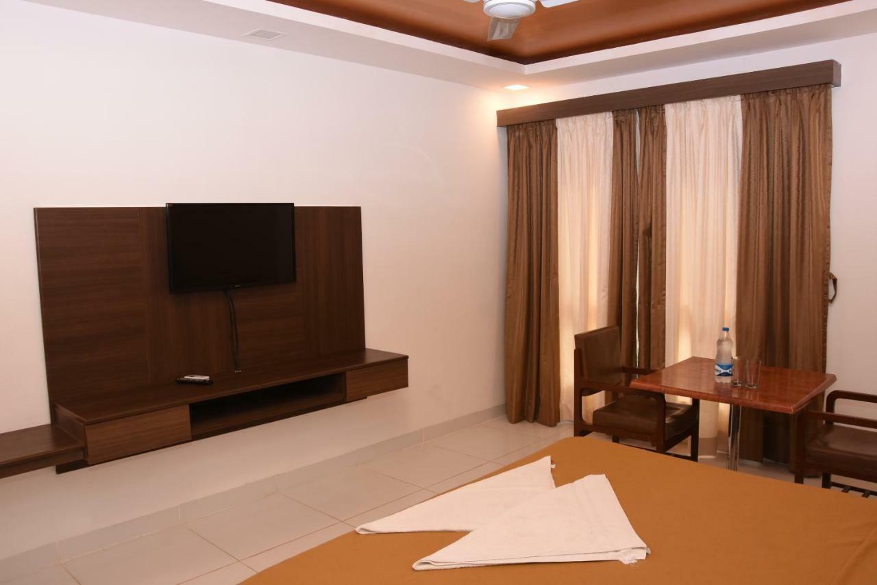 Park Beach Resort Madras Buitenkant foto